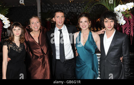 (Von links) Felicity Jones, Emma Thompson, Matthew Goode, Hayley Atwell und Ben Whishaw im Bluebird Restaurant an der Kings Road vor der britischen Premiere von Brideshead Revisited im Südwesten Londons. Stockfoto