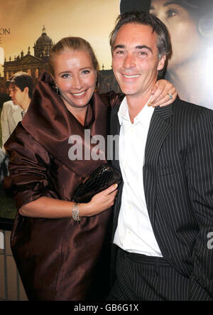 Emma Thompson und Ehemann Greg Wise kommen zur britischen Premiere von Brideshead Revisited im Chelsea Cinema, Kings Road im Südwesten Londons. Stockfoto