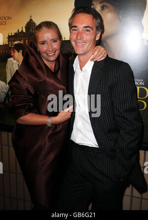 Emma Thompson und Ehemann Greg Wise kommen zur britischen Premiere von Brideshead Revisited im Chelsea Cinema, Kings Road im Südwesten Londons. Stockfoto