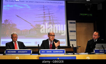 DCI Dave Garwood, Mitte, Richard Doughty, links, Chief Executive des Cutty Sark Trust, und Nick Carey von der Londoner Feuerwehr, sprechen mit den Medien während der Veröffentlichung von Herrn Garwoods Bericht über das ausgedehnte Feuer an Bord der Cutty Sark, dem weltweit einzigen überlebenden Teeschneider in Greenwich, south-East Londonvor 16 Monaten, bei Scotland Yard. Stockfoto