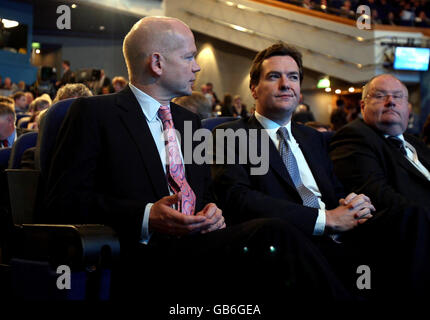 Konservative Partei Schatten-Außenminister William Hague (links), Schattenkanzler George Osborne (Mitte) und Schattenkabinett als Kommunal- und Kommunalstaatssekretär Eric Pickles (rechts) bei der Audienz bei der Konferenz der Konservativen Partei im International Convention Center, Birmingham. Stockfoto