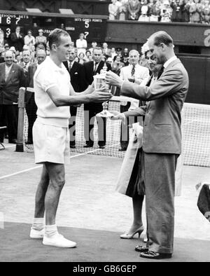 Tennis - Wimbledon Championships - Herreneinzel - Finale - Neale Fraser gegen Rod Laver. S.H. der Herzog von Edinburgh (r) überreicht Neale Fraser die Trophäe „Männer als Singles“ (l) Stockfoto