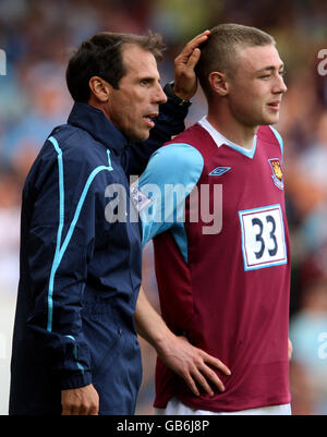 Fußball - Barclays Premier League - West Ham United / Newcastle United - Upton Park. Der Manager von West Ham United, Gianfranco Zola, gibt Fred Sears Anweisungen Stockfoto