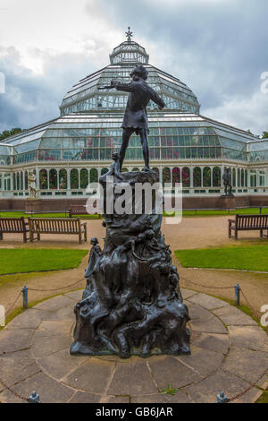 Peter Pan Statue Palm House Sefton Park Liverpool England UK Stockfoto