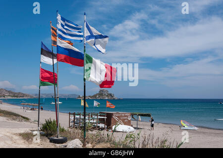 Windsurfen, Verleih und Schule zeigt Insel Kastri, Kamari Bucht Kefalos, Kos (Cos), die Dodekanes, Süd Ägäis, Griechenland Stockfoto