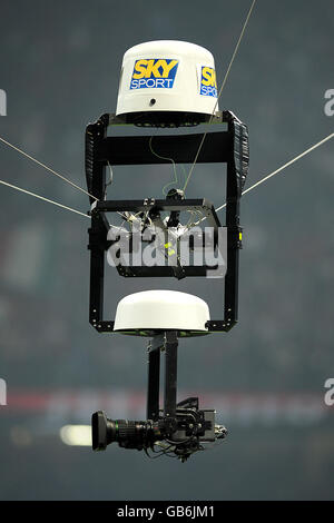 Fußball - Italienische Serie A - AC Mailand / Inter Mailand - Stadio Giuseppe Meazza. Allgemeine Ansicht der Remote-Kamera auf Drähten, die vom Stadiondach hängen Stockfoto