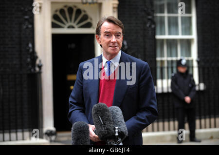 Peter Mandelson vor der Downing Street zu Gesprächen mit Gordon Brown über seine geplante Schockrückkehr an die Regierung. Stockfoto