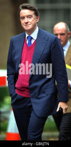 Peter Mandelson vor der Downing Street zu Gesprächen mit Gordon Brown über seine geplante Schockrückkehr an die Regierung. Stockfoto