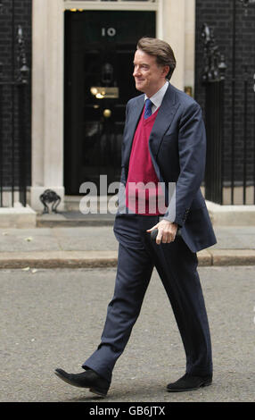 Peter Mandelson vor der Downing Street zu Gesprächen mit Gordon Brown über seine geplante Schockrückkehr an die Regierung. Stockfoto