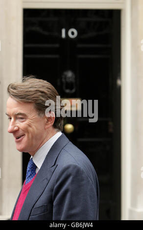 Peter Mandelson vor der Downing Street zu Gesprächen mit Gordon Brown über seine geplante Schockrückkehr an die Regierung. Stockfoto