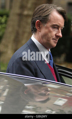 Peter Mandelson außerhalb der Downing Street, nachdem er mit Gordon Brown über seine geplante Schockrückkehr an die Regierung gesprochen hatte. Stockfoto