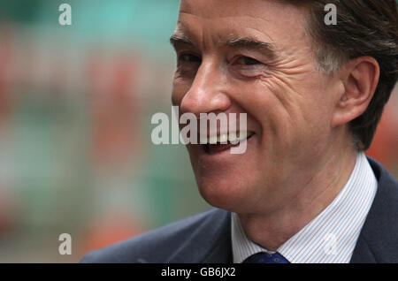 Peter Mandelson außerhalb der Downing Street, nachdem er mit Gordon Brown über seine geplante Schockrückkehr an die Regierung gesprochen hatte. Stockfoto