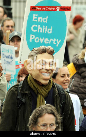 Ein Protestler trägt eine Tony Blair Maske, als er sich dem Ende der Kinderarmut-marsch anschließt, vom Tate Britain Museum bis zum Trafalgar Square im Zentrum Londons. Stockfoto