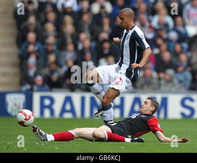 Fußball - Barclays Premier League - West Bromwich Albion gegen Fulham - The Hawthorns. West Bromwich Albions Gianni Zuiverloon und Fulhams Zoltan Gera kämpfen um den Ball Stockfoto