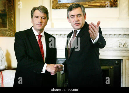 Premierminister Gordon Brown (rechts) begrüßt den ukrainischen Präsidenten Viktor Juschtschenko im Weißen Saal der Downing Street, London. Stockfoto