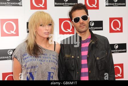 Die Ting Tings, Jules De Martino und Katie White (links) kommen für die Q Awards 2008 im Grosvenor House Hotel, Park Lane, W1 an. Stockfoto