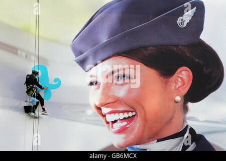 STANDALONE-FOTO Air New Zealand B747 Kapitän Peter Clulow seils down a Billboard to paint the Slogan on the Poster for the latest advertising Campaign the Airline in Aldgate, Central London. Stockfoto