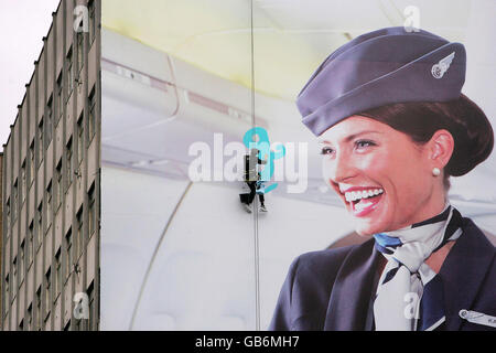 STANDALONE-FOTO Air New Zealand B747 Kapitän Peter Clulow seils down a Billboard to paint the Slogan on the Poster for the latest advertising Campaign the Airline in Aldgate, Central London. Stockfoto