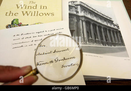 Ein Mitarbeiter des Bank of England Museum untersucht einen Rücktrittsbrief des Autors von "The Wind in the Willows" Kenneth Grahame, der ab Mittwoch, 8. Oktober, im Rahmen einer neuen Ausstellung zum 100. Jahrestag der Veröffentlichung des Buches ausgestellt wird. Stockfoto