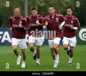 Englands David Beckham (links), Steven Gerrard, Frank Lampard und Jermaine Jenas (rechts) während einer Trainingseinheit in London Colney, Hertfordshire. Stockfoto