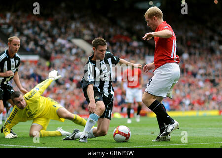 Fußball - Barclays Premier League - Manchester United / Newcastle United - Old Trafford. Paul Scholes (r) von Manchester United gegen James Milner von Newcastle United und Torhüter Shay Given (l) Stockfoto