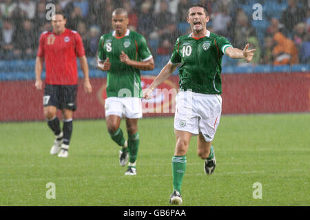 Fußball - International - Norwegen / Republik Irland - Ullevaal Stadium. Robbie Keane (rechts) von der Republik Irland zeigt während des Spiels Gesten Stockfoto