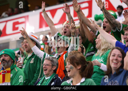 Fußball - International - Norwegen / Republik Irland - Ullevaal Stadium. Während des Spiels Fans der Republik Irland auf den Tribünen Stockfoto
