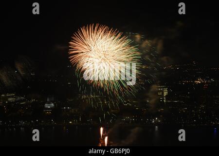 Die Boston Pops Fireworks Extravaganza am Charles River von der Spitze des Prudential Tower in Bostons Back Bay aus gesehen. Stockfoto