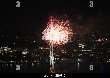 Die Boston Pops Fireworks Extravaganza am Charles River von der Spitze des Prudential Tower in Bostons Back Bay aus gesehen. Stockfoto