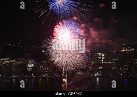 Die Boston Pops Fireworks Extravaganza am Charles River von der Spitze des Prudential Tower in Bostons Back Bay aus gesehen. Stockfoto