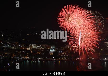 Die Boston Pops Fireworks Extravaganza am Charles River von der Spitze des Prudential Tower in Bostons Back Bay aus gesehen. Stockfoto