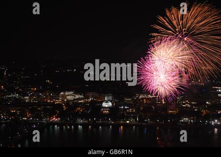 Die Boston Pops Fireworks Extravaganza am Charles River von der Spitze des Prudential Tower in Bostons Back Bay aus gesehen. Stockfoto