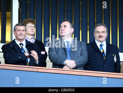 Fußball - FIFA Fußball-Weltmeisterschaft 2010 - Qualifikationsrunde - Gruppe neun - Schottland gegen Norwegen - Hampden Park. Schottlands erster Minister Alex Salmond (c) schaut von den Tribünen Stockfoto