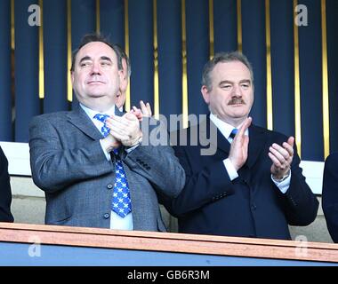 Fußball - FIFA Fußball-Weltmeisterschaft 2010 - Qualifikationsrunde - Gruppe neun - Schottland gegen Norwegen - Hampden Park. Schottlands erster Minister Alex Salmond (l) schaut von den Tribünen Stockfoto