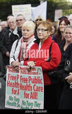 Hunderte von Aktivisten versammeln sich auf dem Parnell Square in Dublin, um den ersten Jahrestag von Susie Long zu feiern, die an Krebs starb, nachdem sie lange Wartezeiten für öffentliche Patienten hervorgehoben hatten. Stockfoto