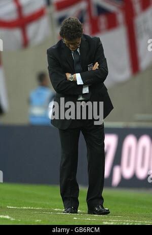 Der englische Manager Fabio Capello sieht auf der Touchline niedergeschlagen aus. Stockfoto