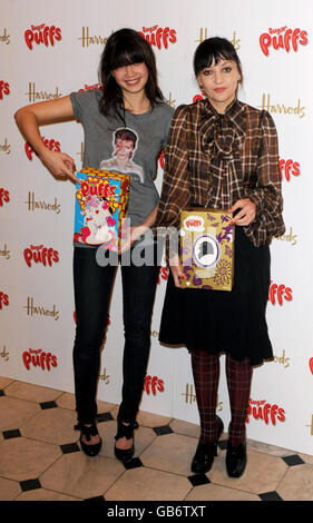 Pearl Lowe und Daisy Lowe Getreide Paket signieren - London Stockfoto