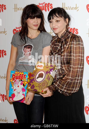 Daisy Lowe (links) und Pearl Lowe halten in limitierter Auflage Sugar Puff Cerealienpakete, die sie in Harrods, Knightsbridge, Süd-West London, erstellt haben. Stockfoto