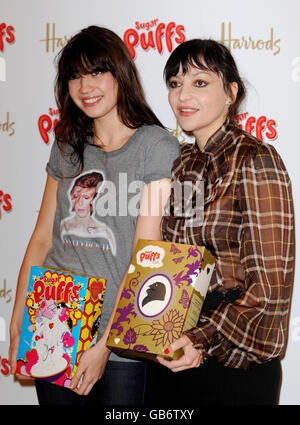 Pearl Lowe und Daisy Lowe Getreide Paket signieren - London Stockfoto