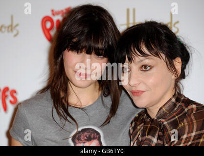 Pearl Lowe und Daisy Lowe Getreide Paket signieren - London Stockfoto