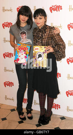 Pearl Lowe und Daisy Lowe Getreide Paket signieren - London Stockfoto