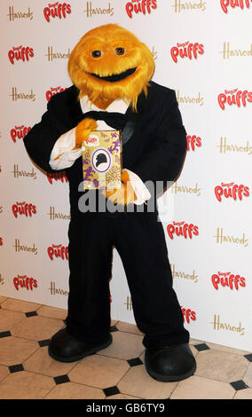 Das Honey Monster mit Sugar Puff-Getreidepackungen in limitierter Auflage, die von Pearl Lowe und Daisy Lowe in Harrods, Knightsbridge, Südwesten Londons, erstellt wurden. Stockfoto