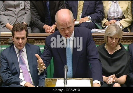 Konservative Partei Schatten Außenminister William Hague während der Premierminister Fragen im Unterhaus in London. Stockfoto