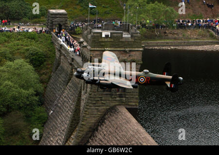 Ein Lancaster PA474 des Battle of Britain Memorial Flight fliegt über den Derwent Damm im Peak District, um den 65. Jahrestag des Dambusters Razzia zu feiern. Stockfoto