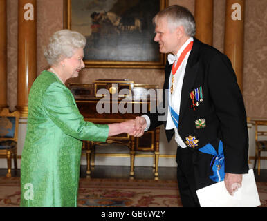 Königin Elizabeth II. Empfängt den Botschafter der Bundesrepublik Deutschland, Herrn Georg Boomgaarden, im Buckingham Palace in London. Stockfoto