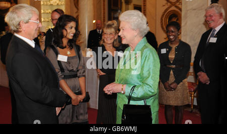 Queen Elizabeth II empfängt Blue Peter-Moderatoren von links nach rechts: John Noakes, Konnie Huq, Lesley Judd, Diane-Louise Jordan und Peter Purves, bei einem Empfang anlässlich des 50. Geburtstages des Programms im Buckingham Palace, London. Stockfoto