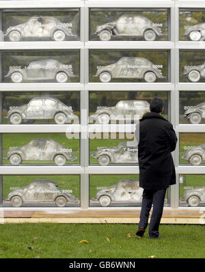 Besucher des Skulpturenparks der Frieze Art Fair im Regents Park in London sehen Sudarshan Shettys Skulptur „The History of Loss“. Stockfoto