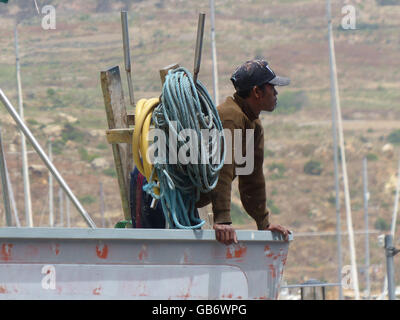 Arbeiter auf Segelboot bei Reparaturen Stockfoto