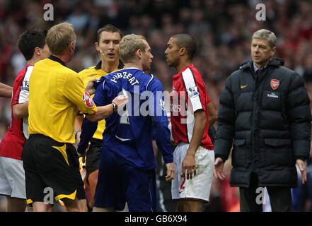 Fußball - Barclays Premier League - Arsenal gegen Everton - Emirates Stadium. Evertons Tony Hibbert (Mitte links) und Arsenals Gael Clichy stehen zueinander Stockfoto