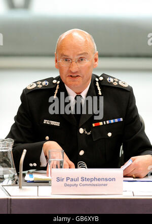 Der stellvertretende Kommissar der Metropolitan Police Sir Paul Stephenson nimmt an der ersten Sitzung der Metropolitan Police Authority Teil, nach dem Rücktritt von Sir Ian Blair, dem ehemaligen Kommissar der Metropolitan Police, London City Hall. Stockfoto